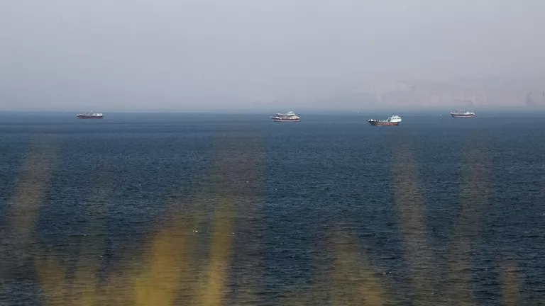 Два китайських контейнеровози перетнули Ормузьку протоку