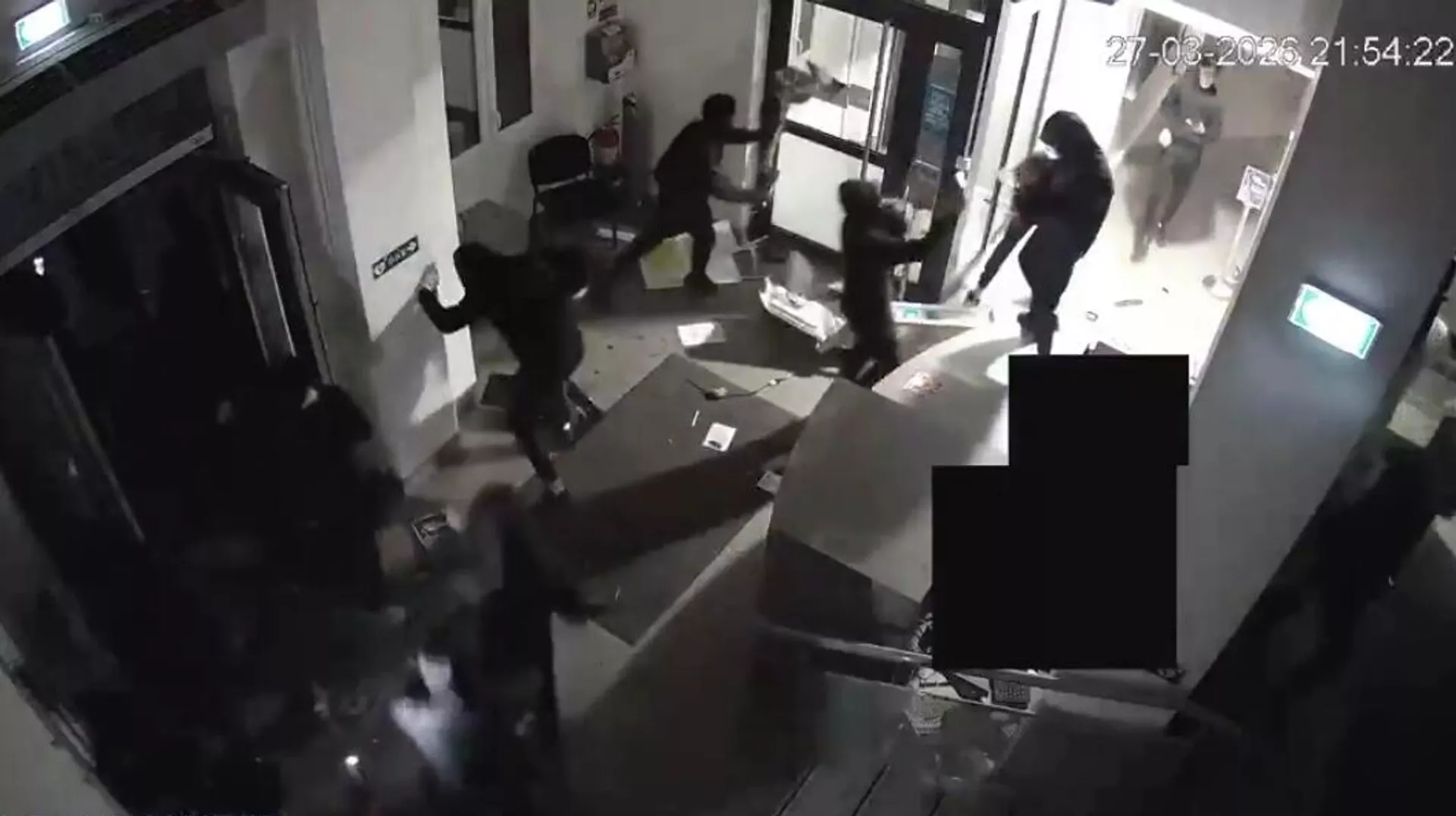 У Франції розграбували і обстріляли мерію після виборів