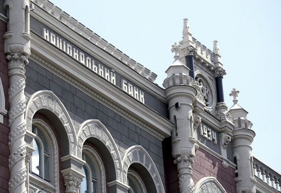 НБУ виходить на ринок із рекордними продажами валюти: регулятор стримує тиск на гривню