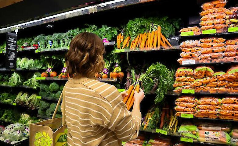 Деякі продукти в Україні вже подорожчали на 30-40%, але навіть такий стрибок цін не остаточний - пік очікується через кілька тижнів.