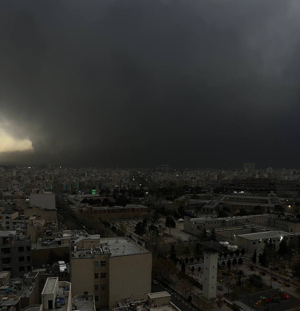 Чорне небо над Тегераном після Ізраїльських ударів по нафтових об'єктах: у місті почалися чорні дощі, — ЗМІ.