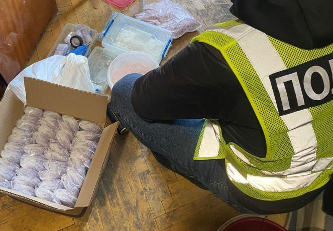 Наркотики приховували у посилках та декоративних вазонах: у Києві та Сарнах вилучили психотропи на 20 млн грн